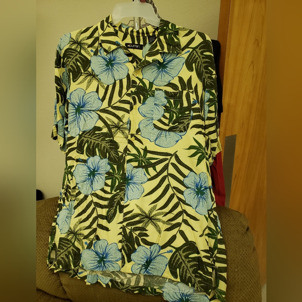Beautiful men's short sleeve button up tropical shirt. Size large. Great shape.